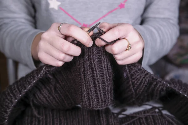 金属の編み針で編む女の子のイメージ — ストック写真