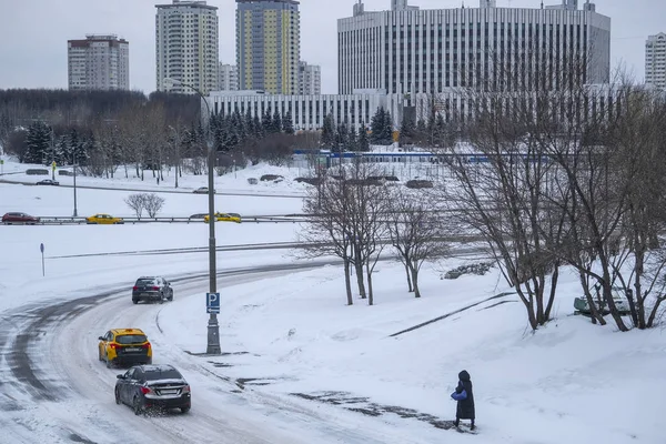 Moscou Rússia Março 2019 Imagem Carros Dirigindo Estrada Inverno Contra — Fotografia de Stock