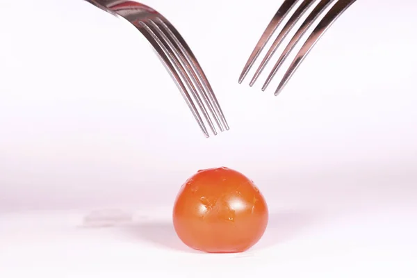 番茄的图像固定在2叉子上 — 图库照片