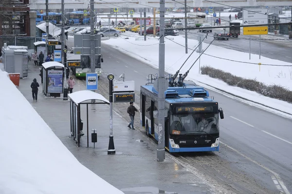 Moscou Rússia Março 2019 Imagem Trólebus Perto Parada Ônibus Passageiros — Fotografia de Stock