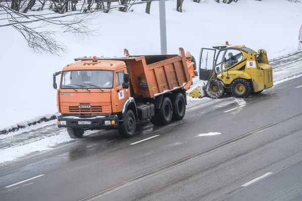 Москва Россия Марта 2019 Года Изображение Уборки Снега Снегоочистителями Вдоль — стоковое фото