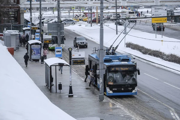 Moskova Rusya Mart 2019 Otobüs Durağı Yolcu Yakın Duran Troleybüs — Stok fotoğraf
