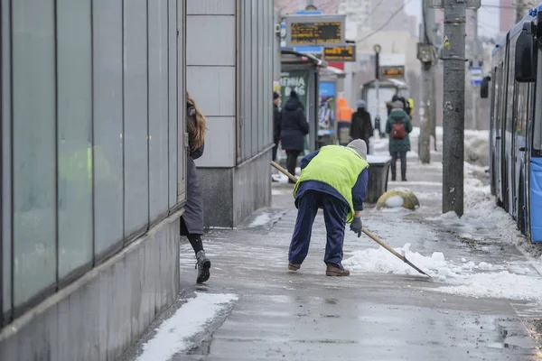 Moskva Rusko Březen 2019 Obraz Sněhu Lidmi Veřejných Služeb Moskvě — Stock fotografie