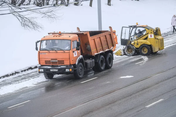 Moscú Rusia Marzo 2019 Imagen Remoción Nieve Por Quitanieves Largo —  Fotos de Stock