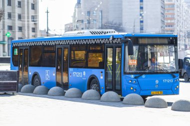 Moskova, Rusya - Nisan, 1, 2019: otobüs Yakimanka Street, Moskova, Rusya