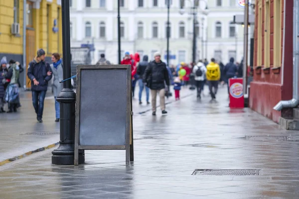 Moscou Rússia Abril 2019 Pessoas Uma Rua Moscou Rússia — Fotografia de Stock