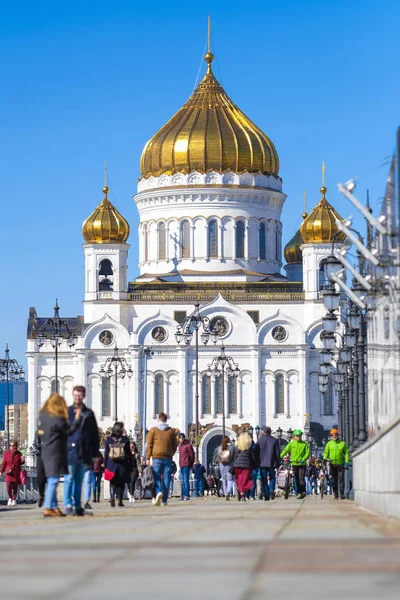 Mosca Russia Aprile 2019 Persone Ponte Vicino Alla Cattedrale Cristo — Foto Stock