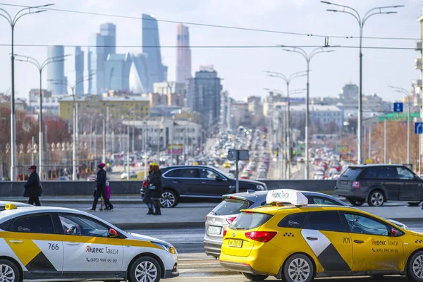 Moskva Ryssland April 2019 Trafik Yakimanka Street Moskva Ryssland — Stockfoto