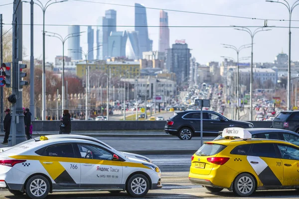 Μόσχα Ρωσία Απριλίου 2019 Κυκλοφορίας Στην Οδό Yakimanka Στη Μόσχα — Φωτογραφία Αρχείου