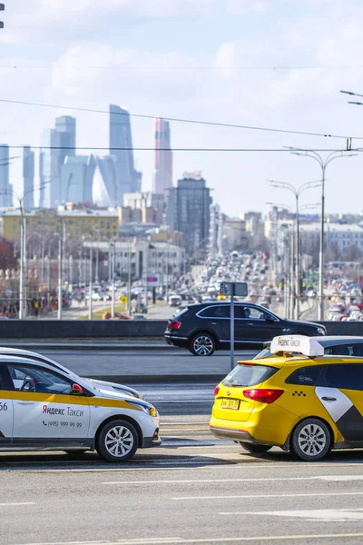 Μόσχα Ρωσία Απριλίου 2019 Κυκλοφορίας Στην Οδό Yakimanka Στη Μόσχα — Φωτογραφία Αρχείου
