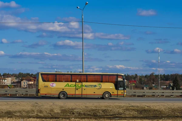 Moscú Rusia Abril 2019 Autobús Una Carretera Moscú Rusia — Foto de Stock