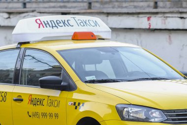Moskova, Rusya - 5 Nisan 2019: Moskova sarı taksi yakın