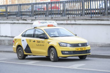 Moskova, Rusya - 5 Nisan 2019: Moskova sarı taksi yakın