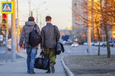Moskova, Rusya - 5 Nisan 2019: Moskova'da bir kavşakta yayalar, Rusya