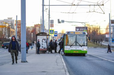 Moskova, Rusya - 6 Nisan 2019: Moskova caddesinde otobüs