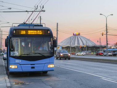 Moskova, Rusya - 6 Nisan 2019: Moskova caddesinde otobüs