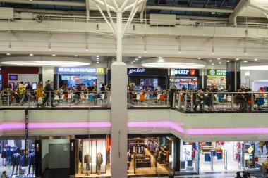 Moskova, Rusya - 5 Nisan 2019: Moskova alışveriş merkezinin içi