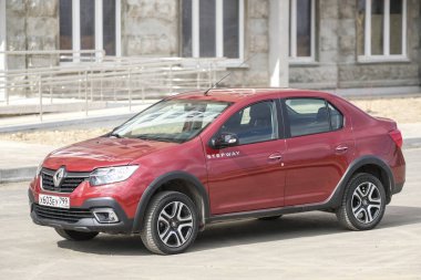 Moskova, Rusya - 15 Nisan 2019: kırmızı araba Renault Logan Stepway görüntüsü