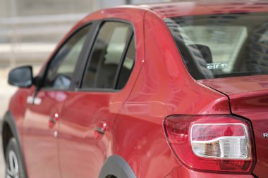 Moskova, Rusya - 15 Nisan 2019: kırmızı araba Renault Logan Stepway görüntüsü