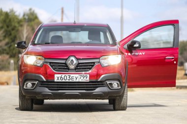 Moskova, Rusya - 15 Nisan 2019: kırmızı araba Renault Logan Stepway görüntüsü