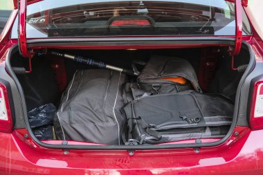 Moskova, Rusya - 15 Nisan 2019: kırmızı araba Renault Logan Stepway açık bagajında çanta, bavul ve diğer bagaj