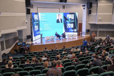 Moskova, Rusya - 12 Nisan 2019: Rusya'nın Moskova kentinde ki Rus Otomobil Dilleri Derneği konferansı