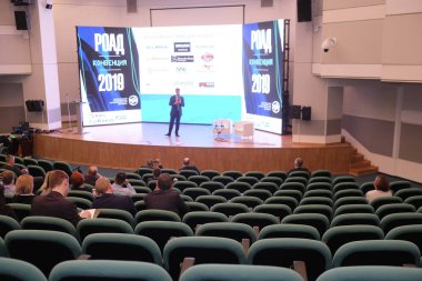 Moskova, Rusya - 12 Nisan 2019: Rusya'nın Moskova kentinde ki Rus Otomobil Dilleri Derneği konferansı