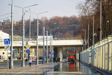 Moskova, Rusya - 12 Nisan 2019: Moskova caddesikaldırım, süpürücüden sonra ıslak