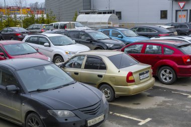 Moskova, Rusya - 13 Nisan 2019: Moskova'da Luzniki stadyumu yakınında bir otoparkta arabalar, Rusya