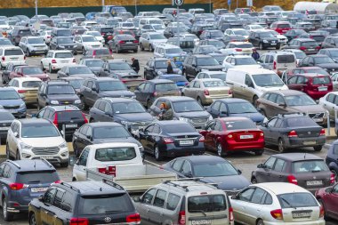Moskova, Rusya - 13 Nisan 2019: Moskova'da Luzniki stadyumu yakınında bir otoparkta arabalar, Rusya