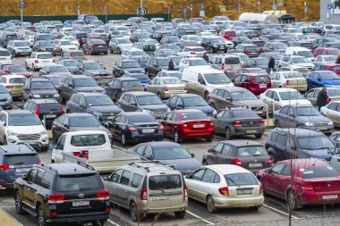 Moskova, Rusya - 13 Nisan 2019: Moskova'da Luzniki stadyumu yakınında bir otoparkta arabalar, Rusya