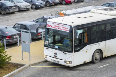 Moskova, Rusya - 12 Nisan 2019: Moskova'da bir otobüs durağında otobüs, Rusya