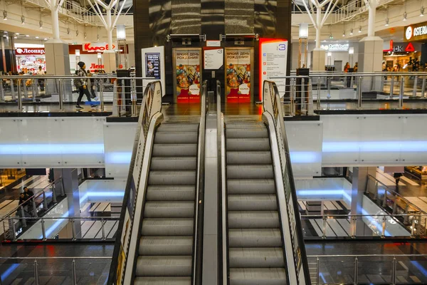 莫斯科 俄罗斯 2019年4月5日 俄罗斯莫斯科购物中心自动扶梯 — 图库照片