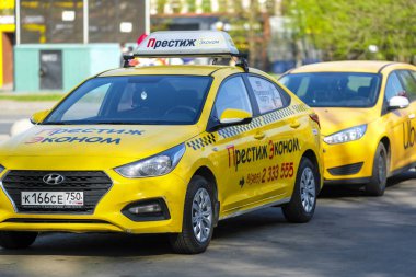 Moskova, Rusya - 29 Nisan 2019: Moskova caddesinde sarı taksi 