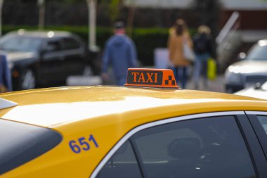 Moskova, Rusya - 29 Nisan 2019: Moskova caddesinde sarı taksi 