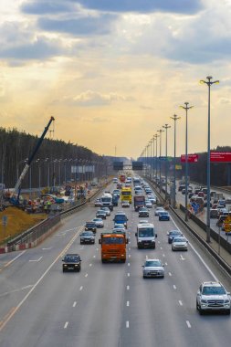 Moskova bölgesi, Rusya - 19 Nisan 2019: ülke otoyolunda arabalar 