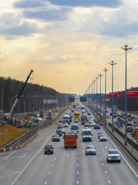 Moskova bölgesi, Rusya - 19 Nisan 2019: ülke otoyolunda arabalar 