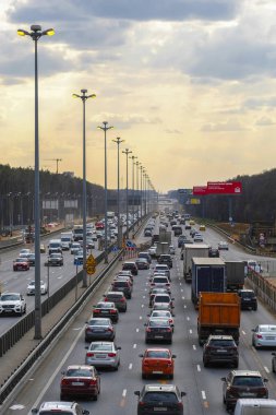 Moskova bölgesi, Rusya - 19 Nisan 2019: ülke otoyolunda arabalar 
