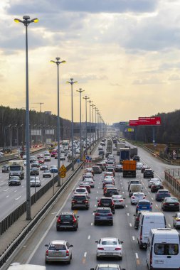 Moskova bölgesi, Rusya - 19 Nisan 2019: ülke otoyolunda arabalar 