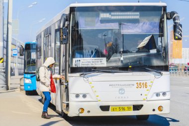 Moskova, Rusya - 21 Nisan 2019: Moskova caddesinde otobüs