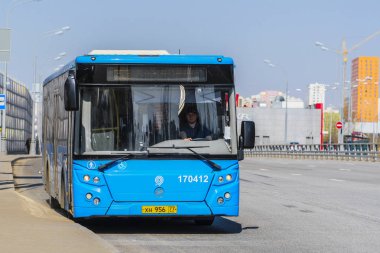 Moskova, Rusya - 21 Nisan 2019: Moskova caddesinde otobüs