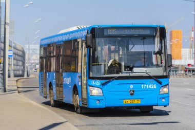 Moskova, Rusya - 21 Nisan 2019: Moskova caddesinde otobüs