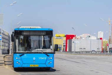 Moskova, Rusya - 21 Nisan 2019: Moskova caddesinde otobüs