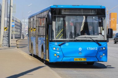 Moskova, Rusya - 21 Nisan 2019: Moskova caddesinde otobüs
