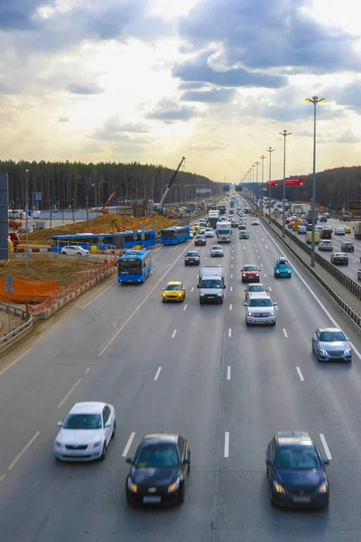 Région Moscou Russie Avril 2019 Voitures Sur Une Autoroute Nationale — Photo