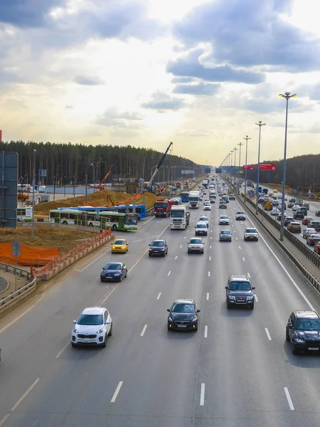 Région Moscou Russie Avril 2019 Voitures Sur Une Autoroute Nationale — Photo