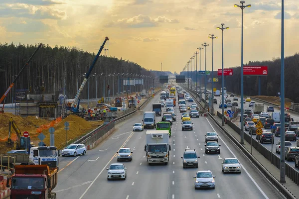 Région Moscou Russie Avril 2019 Voitures Sur Une Autoroute Nationale — Photo