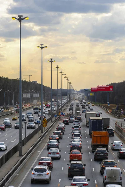 Moscow Region Rosja Kwiecień 2019 Samochody Autostradzie Kraju — Zdjęcie stockowe