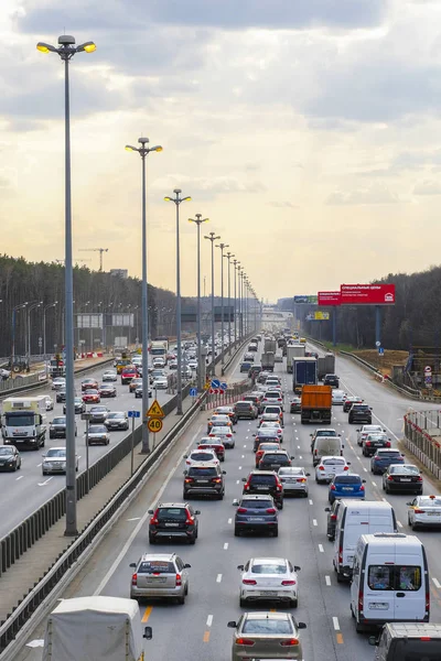 Région Moscou Russie Avril 2019 Voitures Sur Une Autoroute Nationale — Photo