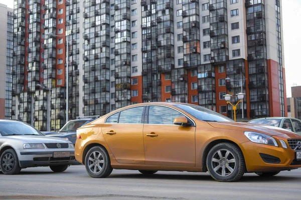 Moscow Russia April 2019 Cars Parked Yard Residential House Moscow — Stock Photo, Image